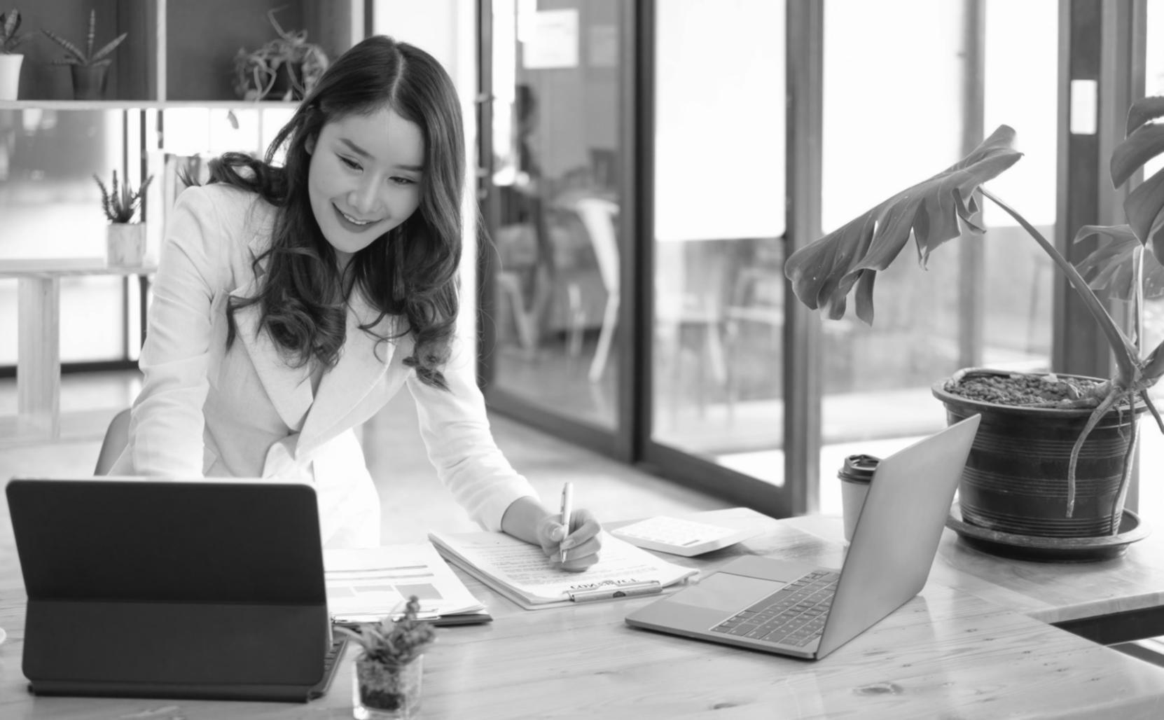 Робочий простір команди Wextorialon з сучасним мережевим обладнанням